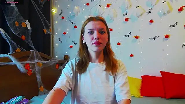 MeganNewCat online show from November 5, 2025, 9:01 am