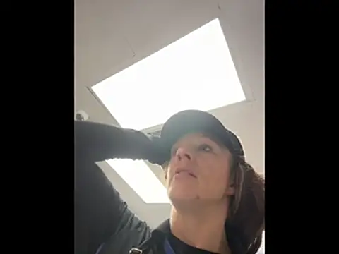 queenkelly1234 online show from December 15, 2025, 3:12 am