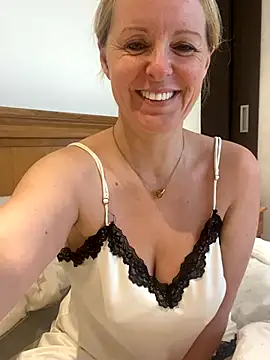 madamlillyrose online show from November 20, 2025, 8:37 am