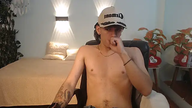 Snapshot of AmethystShadow17 chatting on January 5, 2026, 9:40 pm AmethystShadow17 online show from January 5, 2026, 9:40 pm