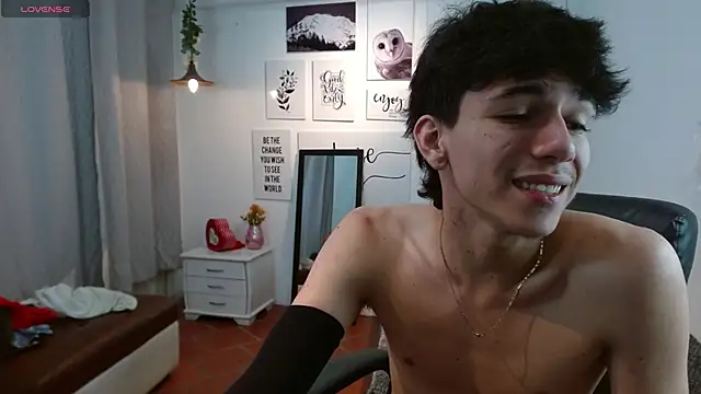 Snapshot of AmethystShadow17 chatting on December 19, 2025, 9:50 pm AmethystShadow17 online show from December 19, 2025, 9:50 pm