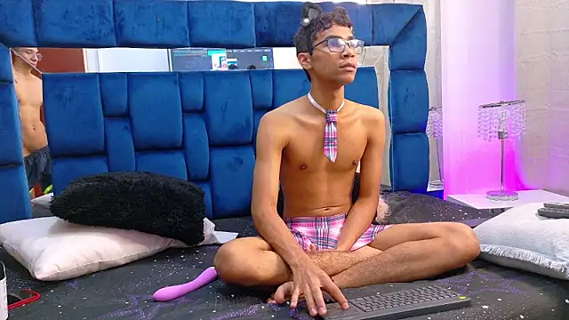 Snapshot of Desire4Duo chatting on October 21, 2025, 1:21 pm Desire4Duo online show from October 21, 2025, 1:21 pm