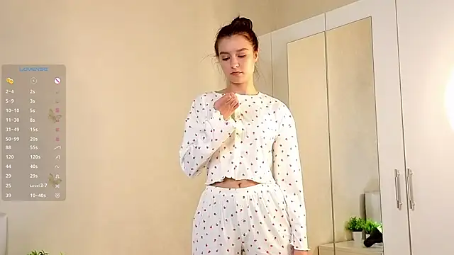 La L U N E online show from October 23, 2025, 3:54 pm