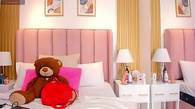 Aithana Petite online show from November 7, 2025, 3:33 am