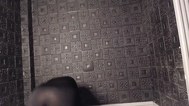 Yvonny27 online show from November 17, 2025, 6:39 am