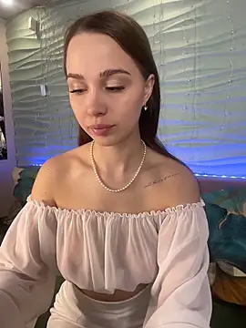 Snapshot of MiyaMeow- chatting on November 4, 2025, 7:01 am MiyaMeow- online show from November 4, 2025, 7:01 am