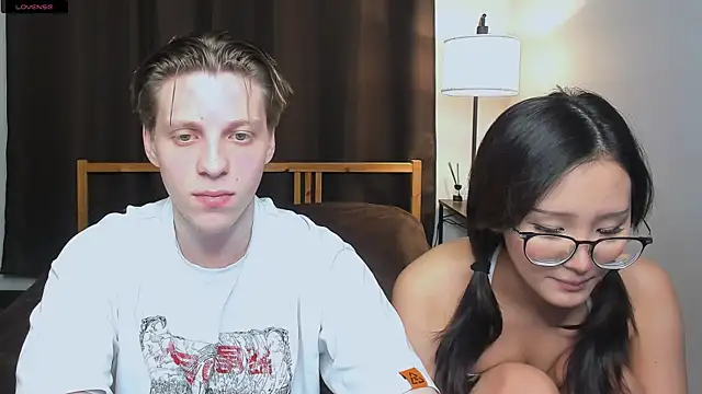 Snapshot of Blossomandbee chatting on December 3, 2025, 12:01 am Blossomandbee online show from December 3, 2025, 12:01 am