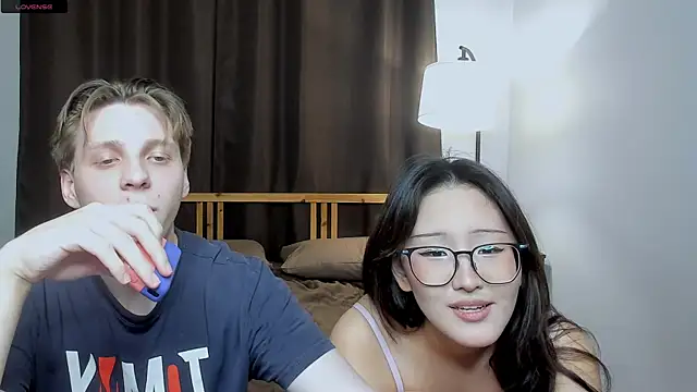 Snapshot of Blossomandbee chatting on November 10, 2025, 11:43 pm Blossomandbee online show from November 10, 2025, 11:43 pm