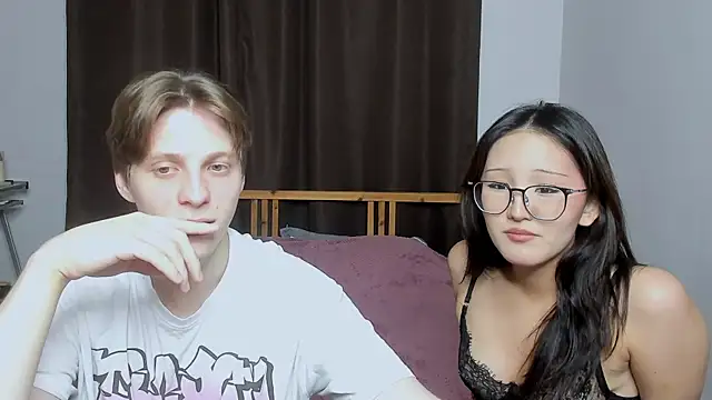 Snapshot of Blossomandbee chatting on November 3, 2025, 8:23 pm Blossomandbee online show from November 3, 2025, 8:23 pm