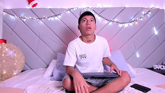 Snapshot of little_kris1 chatting on December 4, 2025, 12:37 pm little kris1 online show from December 4, 2025, 12:37 pm