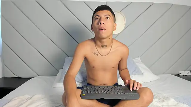 Snapshot of little_kris1 chatting on November 11, 2025, 12:44 pm little kris1 online show from November 11, 2025, 12:44 pm