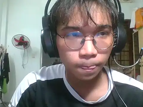 kave2033 online show from November 8, 2025, 4:32 pm