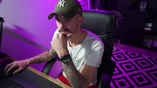 monsieurguitsxxx online show from December 3, 2025, 2:27 pm