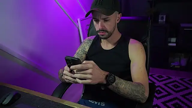 monsieurguitsxxx online show from November 16, 2025, 2:11 pm