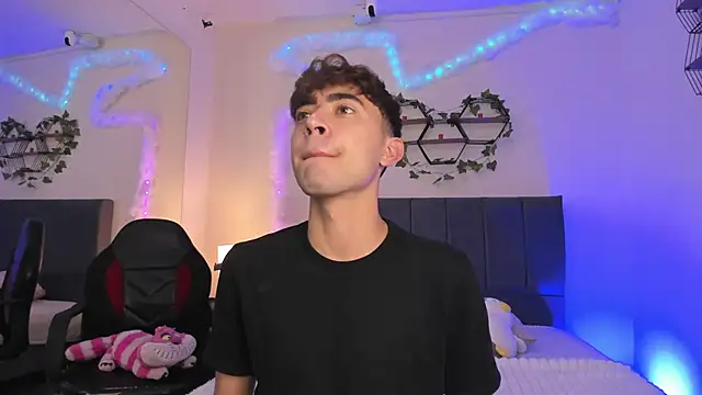 JustinCastiblanco online show from December 19, 2025, 11:23 am