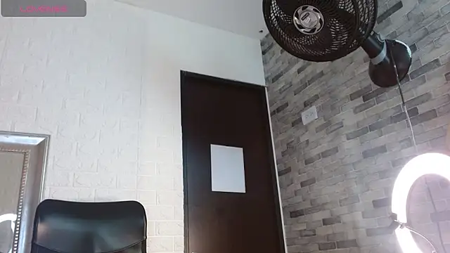 Amara  Hank online show from November 10, 2025, 1:27 pm