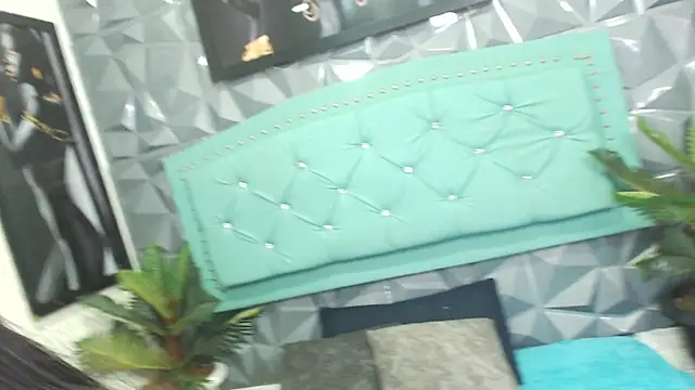 Amara  Hank online show from November 30, 2025, 1:56 pm