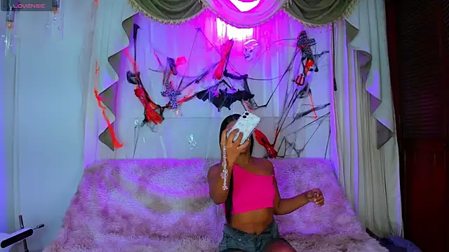 Snapshot of madams_worker chatting on November 5, 2025, 5:27 pm madams worker online show from November 5, 2025, 5:27 pm