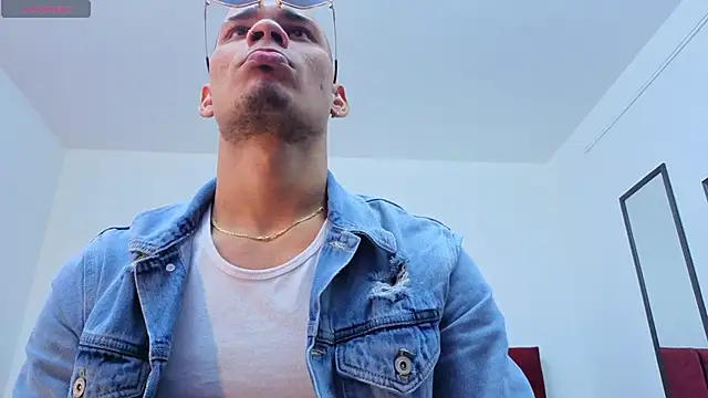 Snapshot of DaamonSlader_ chatting on November 11, 2025, 8:36 pm DaamonSlader online show from November 11, 2025, 8:36 pm