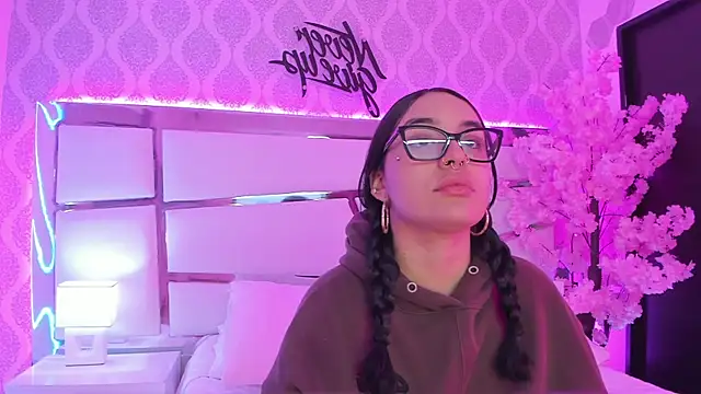 DevoraCarther online show from November 4, 2025, 3:05 pm