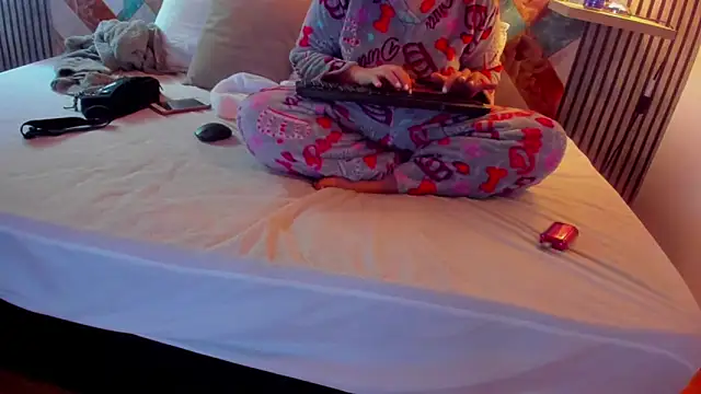 Diosadelchat online show from November 17, 2025, 3:43 am