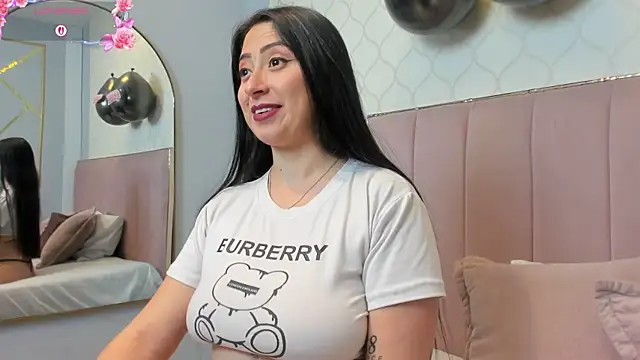 Snapshot of JuliethCruz_ chatting on February 22, 2026, 7:37 pm JuliethCruz online show from February 22, 2026, 7:37 pm