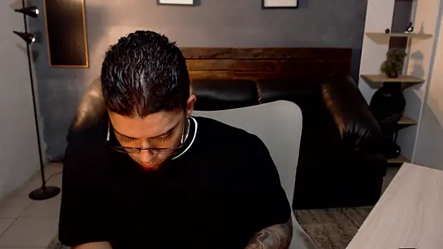 Snapshot of Mike_montoya01 chatting on July 10, 2026, 12:43 am Mike montoya01 online show from July 10, 2026, 12:43 am