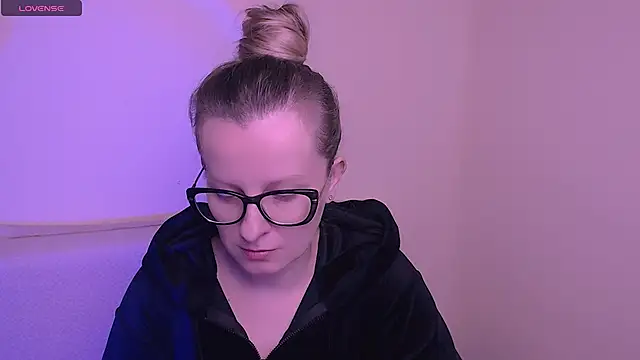 AllaLeomz online show from November 12, 2025, 7:45 am