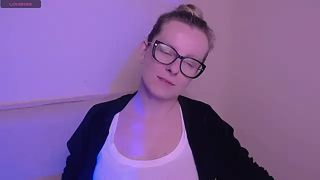 AllaLeomz online show from November 7, 2025, 8:52 am