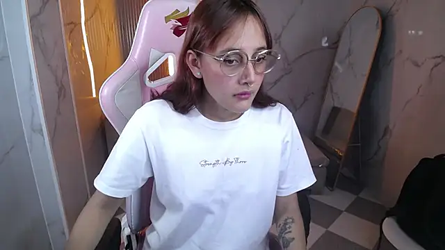 Scarlet 2b  online show from October 16, 2025, 3:04 am