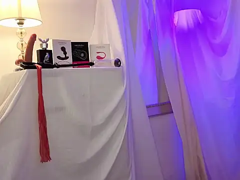 Snapshot of Yamilk101 chatting on November 8, 2025, 10:35 pm Yamilk101 online show from November 8, 2025, 10:35 pm