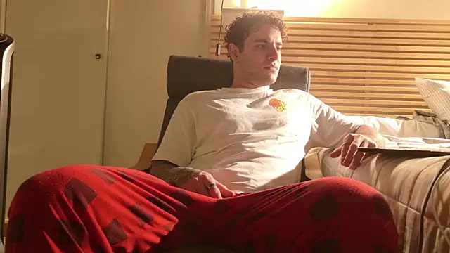 KevinWolf777 online show from December 3, 2025, 1:39 am