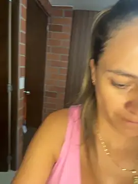 valentina herrrera online show from November 14, 2025, 3:54 am