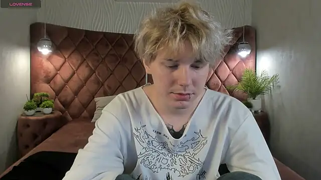 Snapshot of KevinMilky chatting on November 20, 2025, 2:40 pm KevinMilky online show from November 20, 2025, 2:40 pm