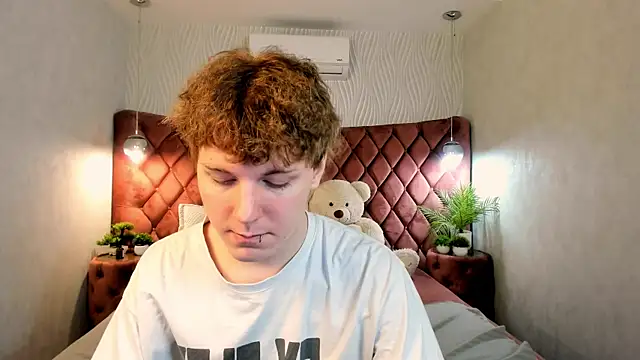 Snapshot of KevinMilky chatting on March 21, 2026, 6:25 am KevinMilky online show from March 21, 2026, 6:25 am