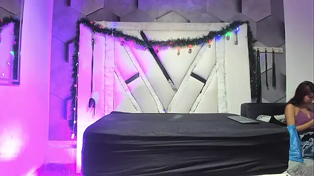 NicollAndJulian online show from December 2, 2025, 12:40 pm