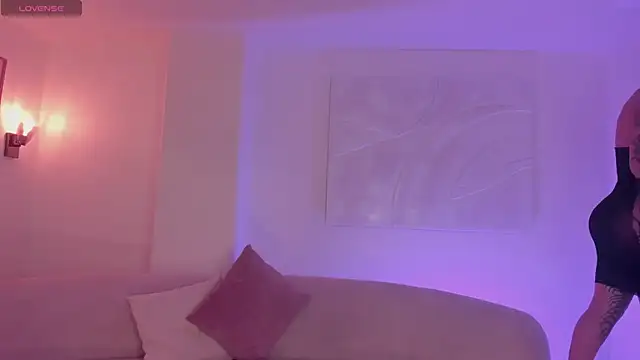 ChristineFord  online show from October 31, 2025, 12:46 pm