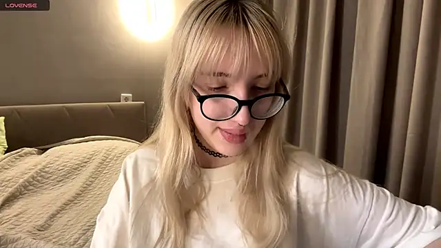 Milkmoriee online show from November 20, 2025, 3:23 pm