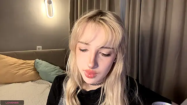 Milkmoriee online show from November 14, 2025, 3:15 pm