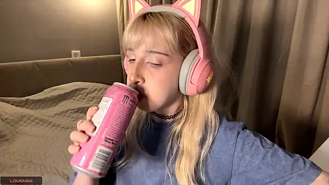 Milkmoriee online show from November 1, 2025, 3:28 pm