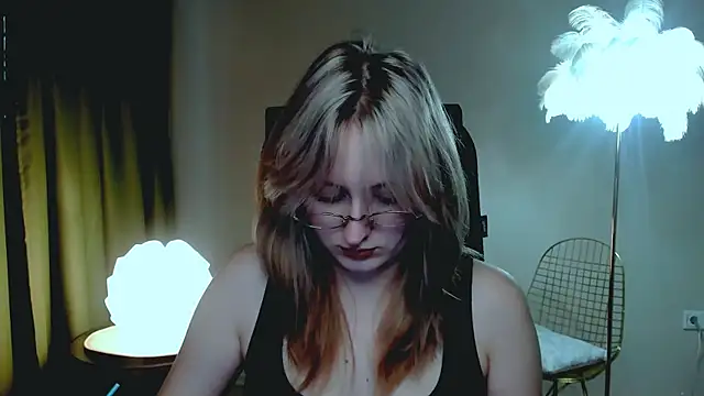 Snapshot of ScarlettScril chatting on October 20, 2025, 6:26 am ScarlettScril online show from October 20, 2025, 6:26 am