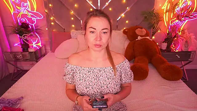 Snapshot of VixenMuse chatting on February 8, 2026, 9:01 pm VixenMuse online show from February 8, 2026, 9:01 pm