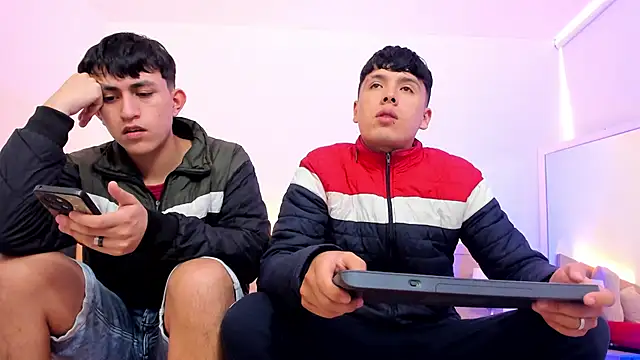 Snapshot of hoot_booys_ chatting on February 17, 2026, 8:06 pm hoot booys online show from February 17, 2026, 8:06 pm