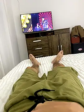 leozin01 online show from November 6, 2025, 12:03 am