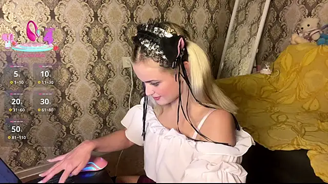 Snapshot of Mirabella333 chatting on November 4, 2025, 10:13 pm Mirabella333 online show from November 4, 2025, 10:13 pm