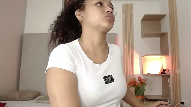 Snapshot of miel_alisha chatting on February 4, 2026, 12:00 pm miel alisha online show from February 4, 2026, 12:00 pm