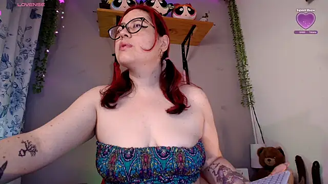 Snapshot of Violetafetish-dirty chatting on November 6, 2025, 6:45 pm Violetafetish-dirty online show from November 6, 2025, 6:45 pm
