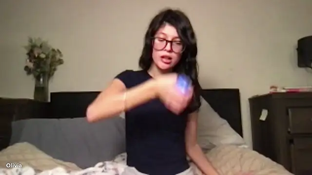 Snapshot of Livis_world chatting on December 5, 2025, 12:21 am Livis world online show from December 5, 2025, 12:21 am