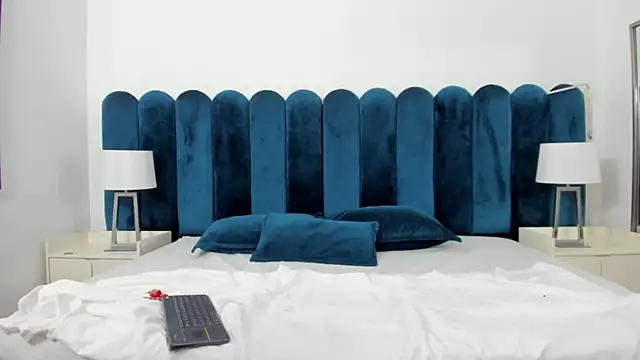 AuraSky  online show from November 4, 2025, 7:17 pm