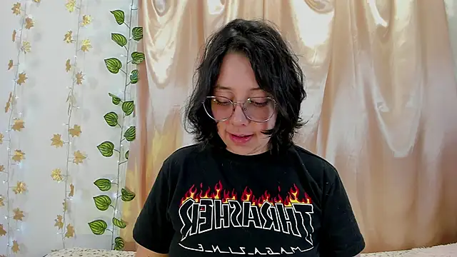 Milie yue online show from December 2, 2025, 2:08 pm